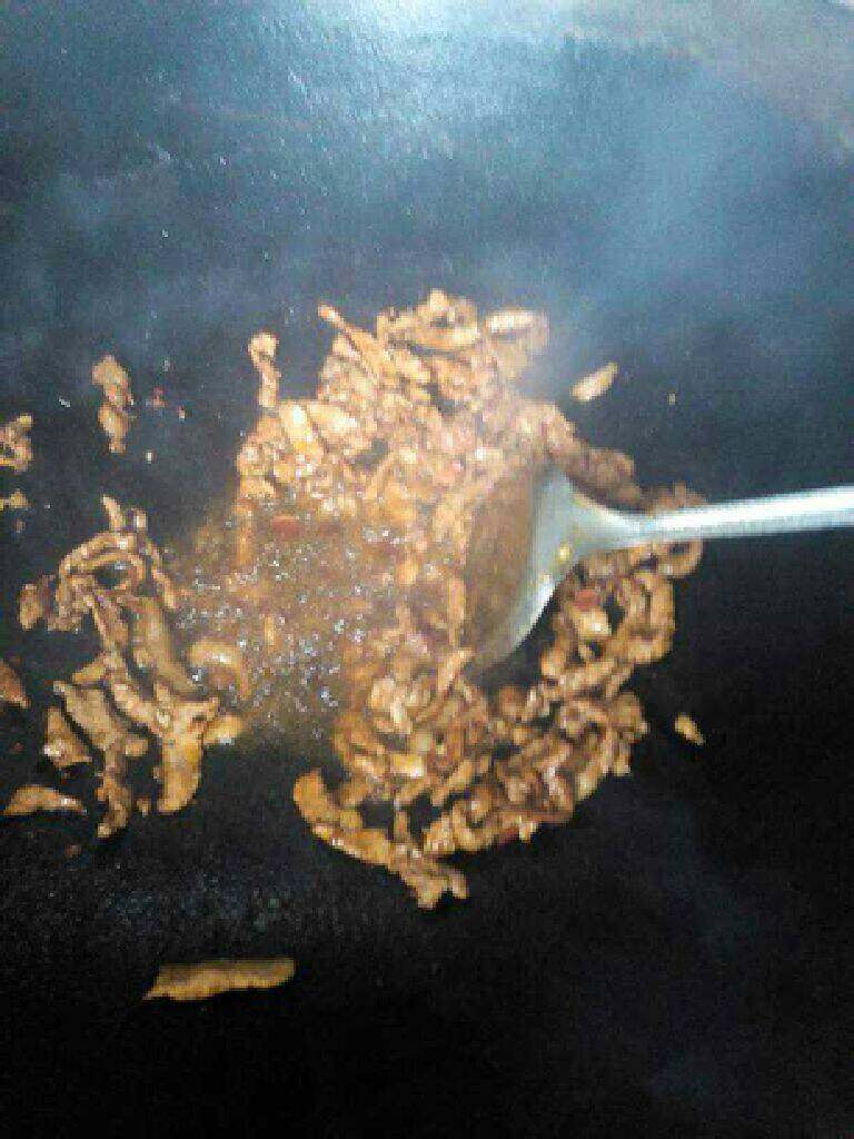 芹菜小炒肉,热锅放油，倒入腌好的肉丝翻炒