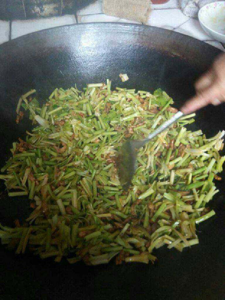 芹菜小炒肉,倒入芹菜翻炒，