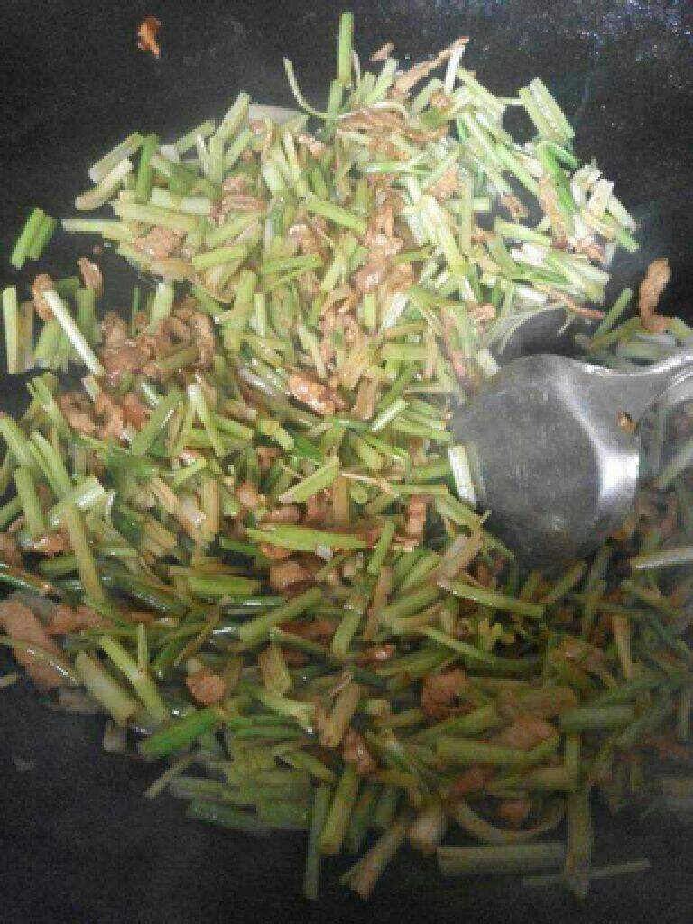 芹菜小炒肉,起锅前放盐，<a style='color:red;display:inline-block;' href='/shicai/ 756'>鸡精</a>。