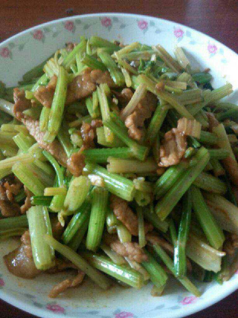 芹菜小炒肉,是不是好简单啊。