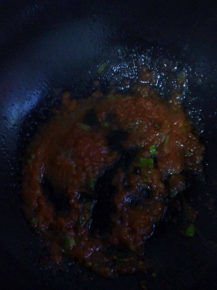 番茄酱蛋花汤,锅中油热后，加入葱花和番茄酱翻炒。