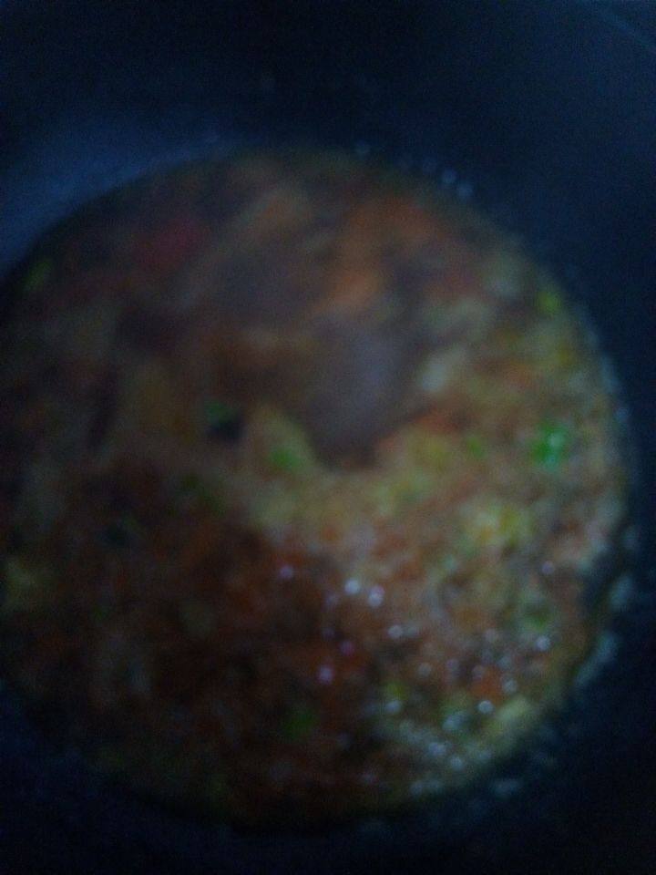 番茄酱蛋花汤,加入适量的水煮开。