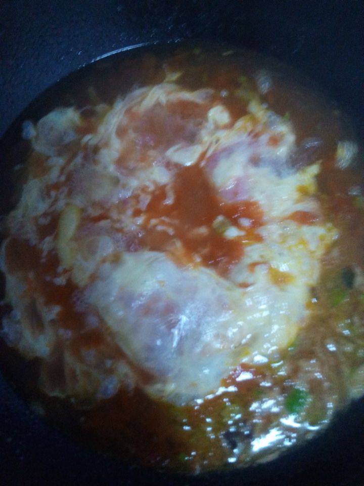 番茄酱蛋花汤,水沸后，倒入打散的蛋液，加入适量的花椒粉，盐，