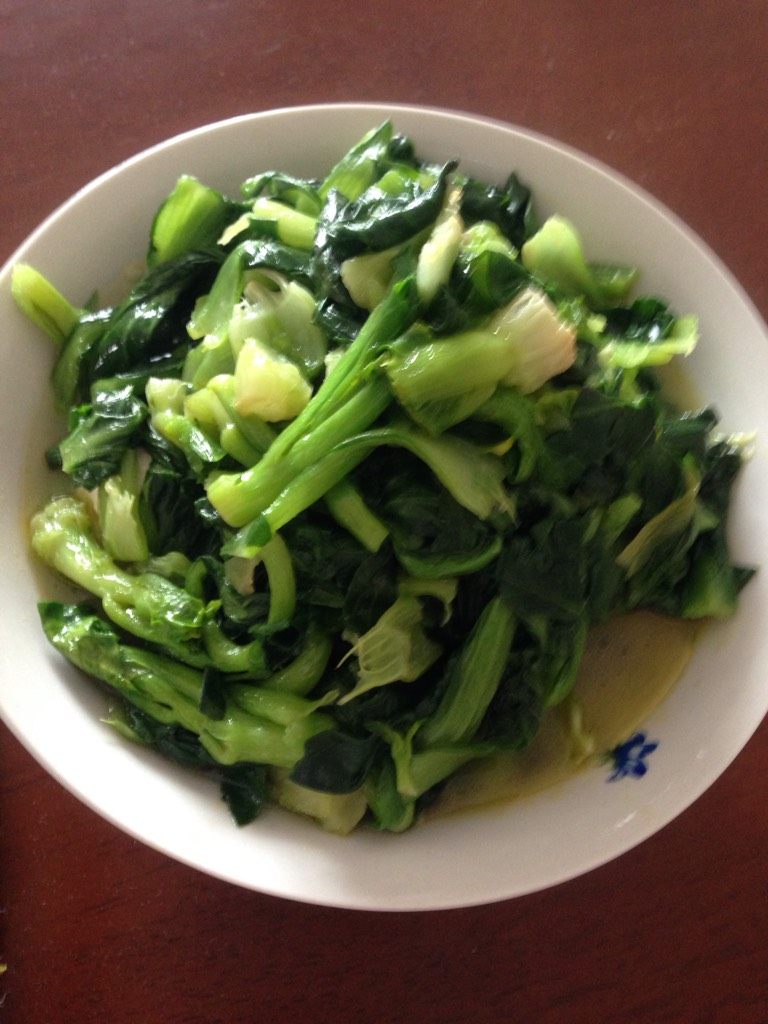 素炒青菜,煸炒至青菜变色。加入适量盐。继续翻炒3分钟即可。