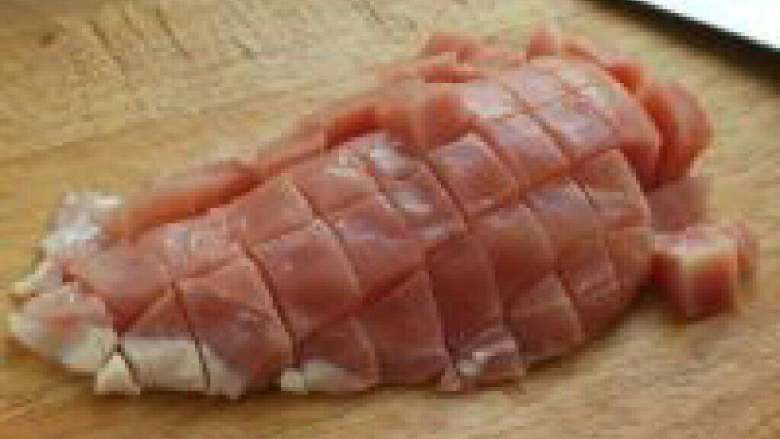 菠萝鸡丁,鸡胸肉从中间剖开成两片,然后用刀划成方块。
