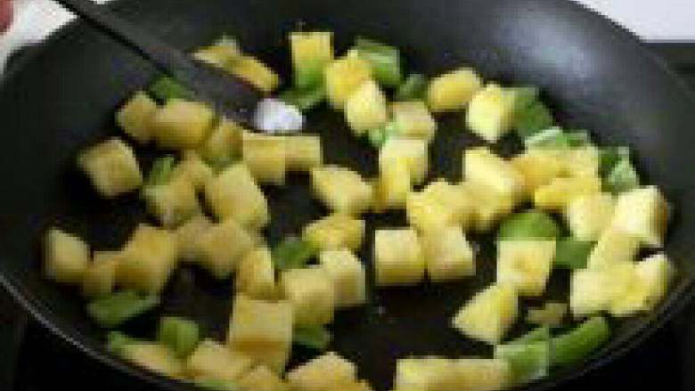 菠萝鸡丁,翻炒两下,加盐调味。