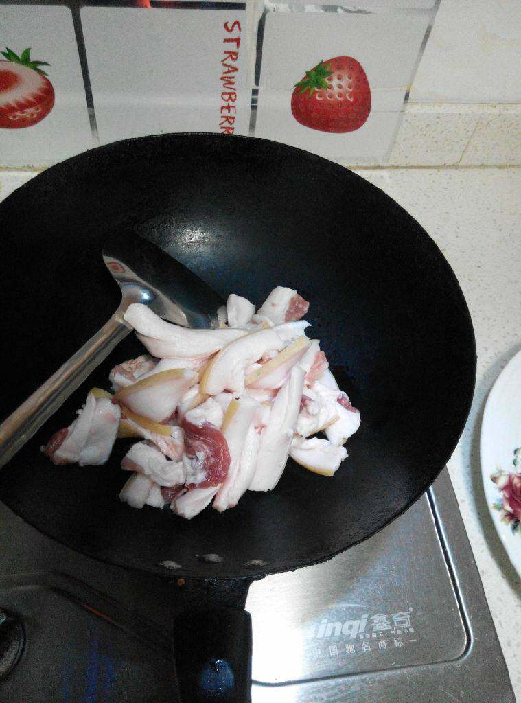 豆腐干炒肉,起锅，开火，生煸猪肉，