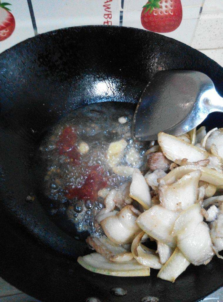 豆腐干炒肉,留出锅的一边，下入姜片，<a style='color:red;display:inline-block;' href='/shicai/ 700'>花椒</a>，<a style='color:red;display:inline-block;' href='/shicai/ 705'>豆瓣酱</a>