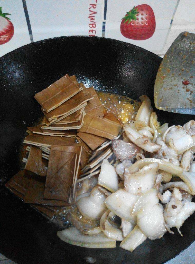 豆腐干炒肉,下入豆腐干，翻炒均匀