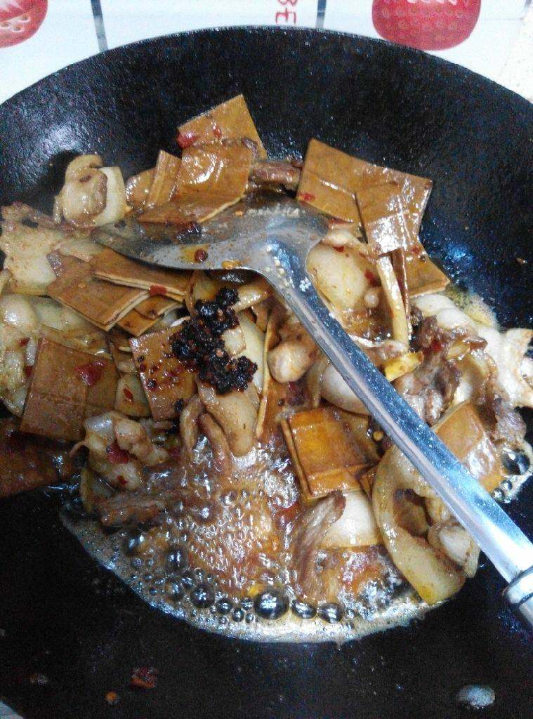 豆腐干炒肉,调入适量盐，<a style='color:red;display:inline-block;' href='/shicai/ 491'>老干妈豆豉</a>，<a style='color:red;display:inline-block;' href='/shicai/ 762'>老抽</a>