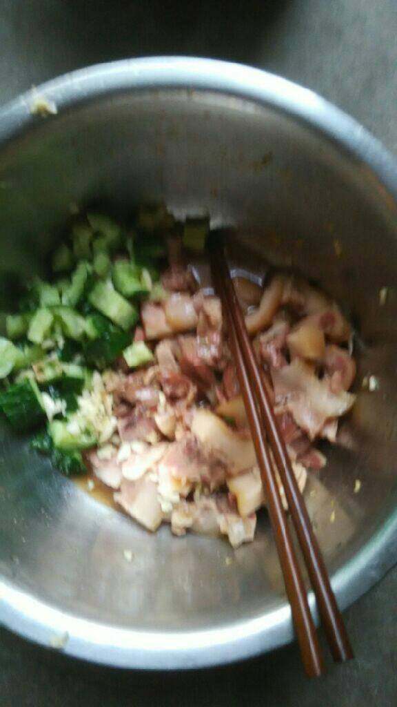 黄瓜拌猪头肉,找一盆放入<a style='color:red;display:inline-block;' href='/shicai/ 411'>猪头肉</a>，黄瓜，盐，<a style='color:red;display:inline-block;' href='/shicai/ 756'>鸡精</a>，味极鲜，<a style='color:red;display:inline-block;' href='/shicai/ 847'>香油</a>，蒜末，拌匀即可