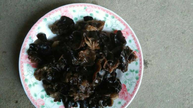 木耳拌洋葱,<a style='color:red;display:inline-block;' href='/shicai/ 233'>木耳</a>用开水泡发