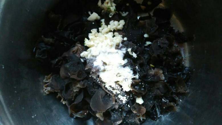 木耳拌洋葱,找一盆，倒入木耳，洋葱，加盐，<a style='color:red;display:inline-block;' href='/shicai/ 756'>鸡精</a>，醋，蒜末，味极鲜，<a style='color:red;display:inline-block;' href='/shicai/ 847'>香油</a>拌匀