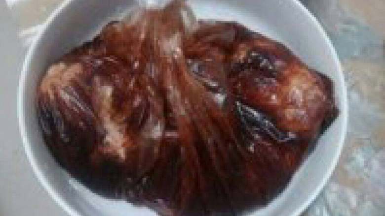蜜制叉烧,
肉放进酱里用手抓一抓 可以隔着袋子抓避免弄脏手 密封起来放冰箱冷藏过夜