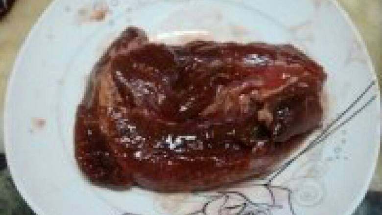 蜜制叉烧,第二天拿出腌制好的肉 晾至表面微干