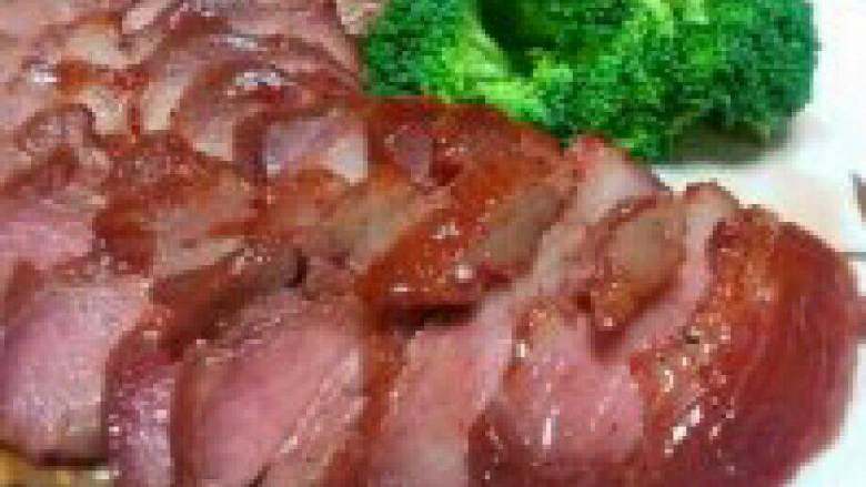 蜜制叉烧,
切片上桌 腌制肉的腌酱可以在锅子里烧开勾芡后浇到叉烧上 更美味哦