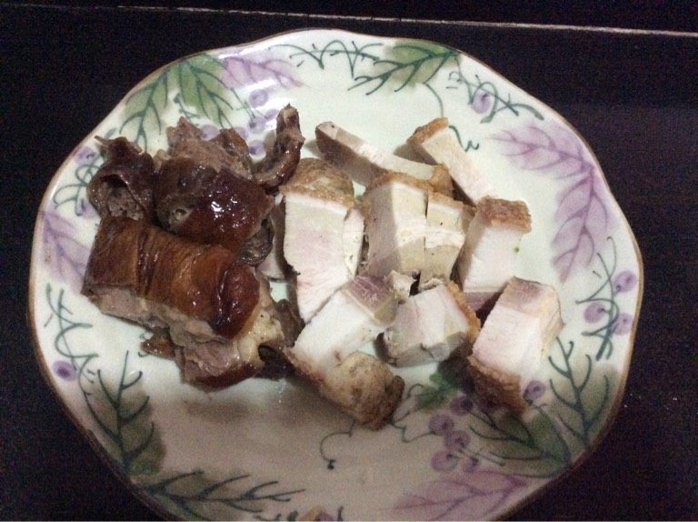 芹菜炒烧肉,将<a style='color:red;display:inline-block;' href='/shicai/ 4960'>烧肉</a>厚切