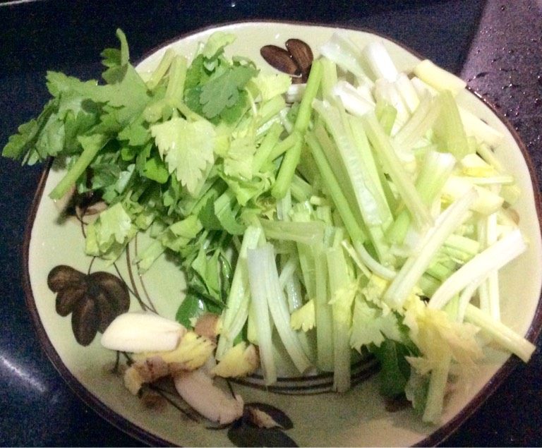 芹菜炒烧肉,将<a style='color:red;display:inline-block;' href='/shicai/ 125'>芹菜</a>洗净切段，拍蒜，拍<a style='color:red;display:inline-block;' href='/shicai/ 37'>姜</a>