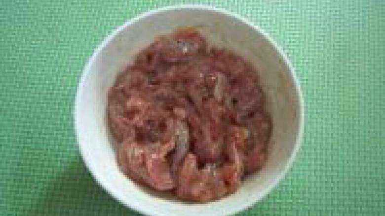 杏鲍菇炒肉丝,<a style='color:red;display:inline-block;' href='/shicai/ 429'>瘦肉</a>切丝用油，<a style='color:red;display:inline-block;' href='/shicai/ 788'>生抽</a>，淀粉加少许水抓匀。
