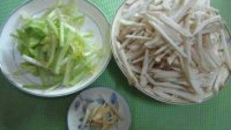 杏鲍菇炒肉丝,  把<a style='color:red;display:inline-block;' href='/shicai/ 238'>杏鲍菇</a>切丝，<a style='color:red;display:inline-block;' href='/shicai/ 167'>香芹</a>洗净切段，姜切丝，蒜切粒。