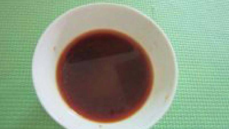 杏鲍菇炒肉丝, 用适量生抽,盐,白糖,<a style='color:red;display:inline-block;' href='/shicai/ 721'>蚝油</a>,淀粉加少许温水搅匀调成小半碗调味汁备用。