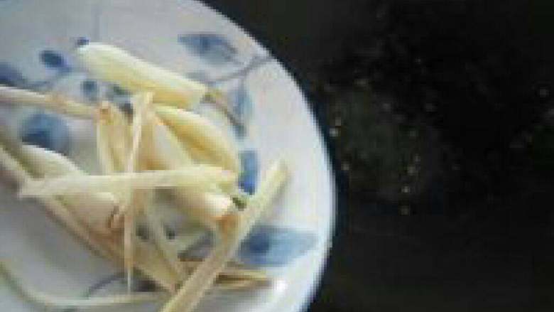 杏鲍菇炒肉丝, 锅中留底油,把姜蒜下锅煸香出味。