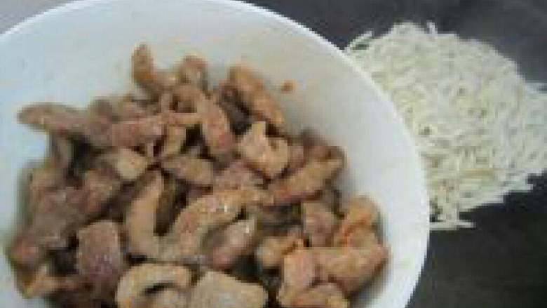 杏鲍菇炒肉丝, 杏鲍菇炒5分钟左右变软时加入炒好的肉丝。