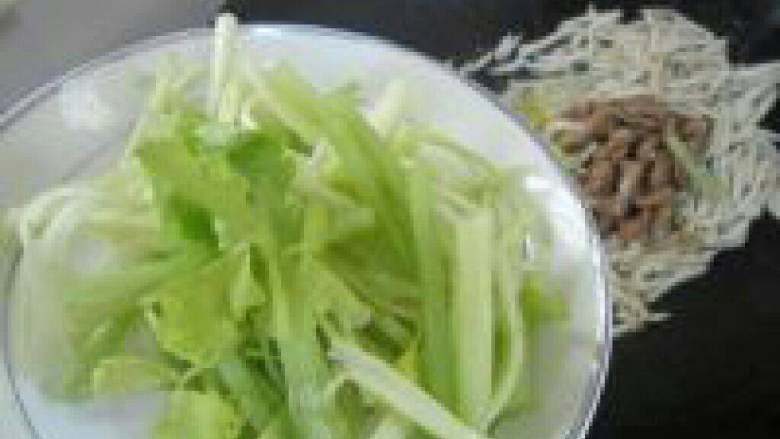 杏鲍菇炒肉丝, 加入芹菜段。