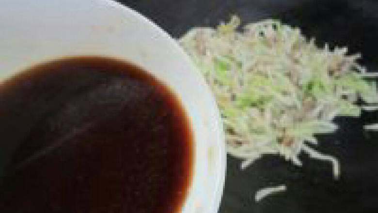 杏鲍菇炒肉丝,把调味汁加入锅中大火翻炒收汁即可。