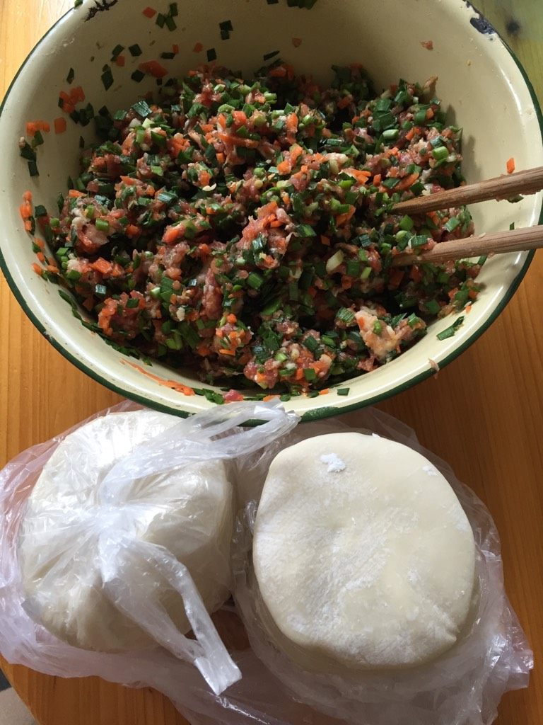韭菜猪肉胡萝卜饺子,如图饺子皮是买好现成的，开始包。
