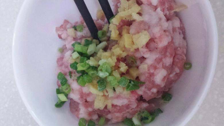 鱼香茄盒,如图，加入料酒，盐，顺时针搅拌均匀