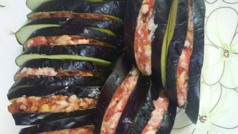 鱼香茄盒,<a style='color:red;display:inline-block;' href='/shicai/ 58'>茄子</a>切片不切到底，如图夹上<a style='color:red;display:inline-block;' href='/shicai/ 5353'>肉馅</a>
