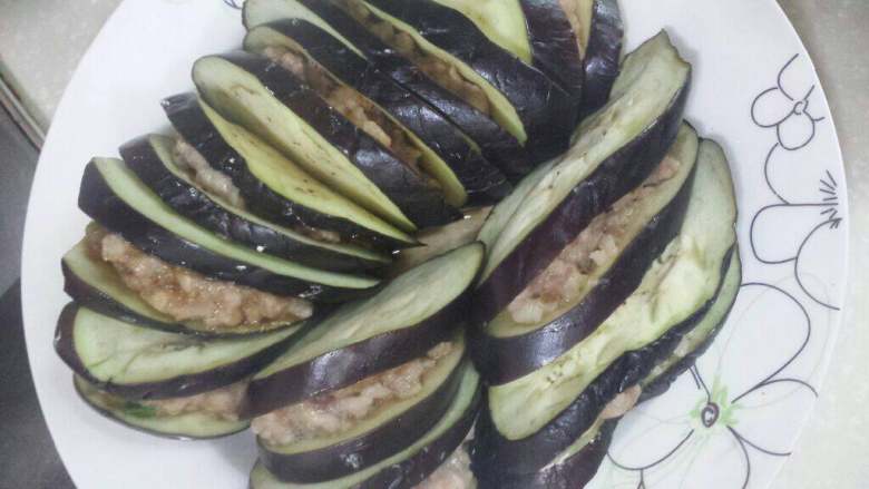 鱼香茄盒,放入微波炉高火五分钟，由于肉比较厚，肉少可以省去此步骤。