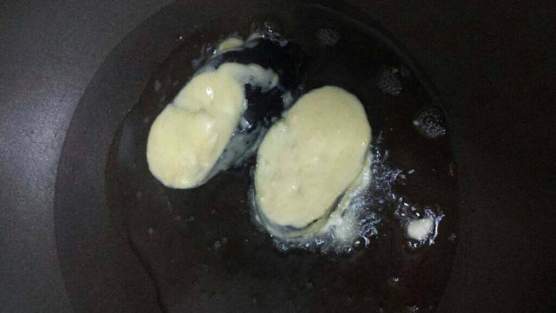 鱼香茄盒,鸡蛋黄，面粉加芡粉少许水调成酸奶状，裹上茄盒油锅炸成两面金黄