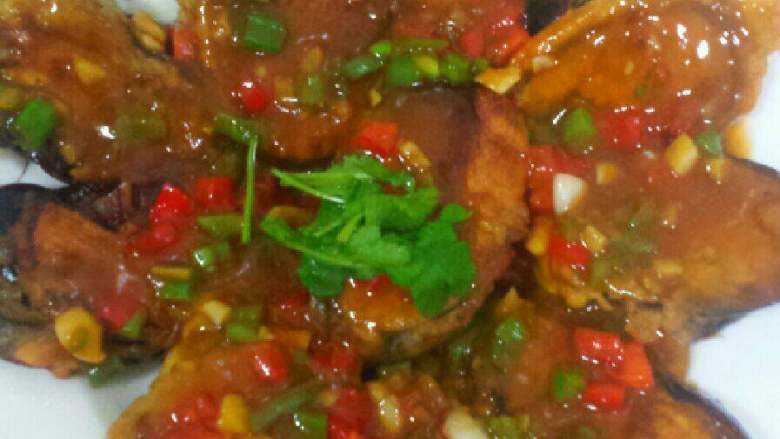 鱼香茄盒,入油姜蒜炒香加入生抽，糖醋，盐青红椒丁，清水烧开勾薄芡淋上即可