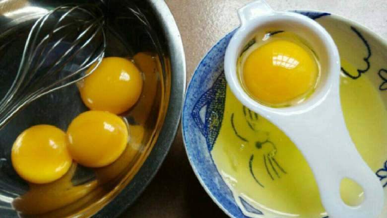 葡萄干戚风蛋糕,将蛋白蛋黄分离