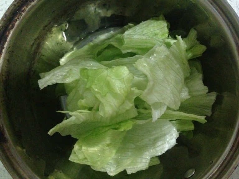 肥牛金针菇汤,<a style='color:red;display:inline-block;' href='/shicai/ 121'>生菜</a>洗净备用，如图