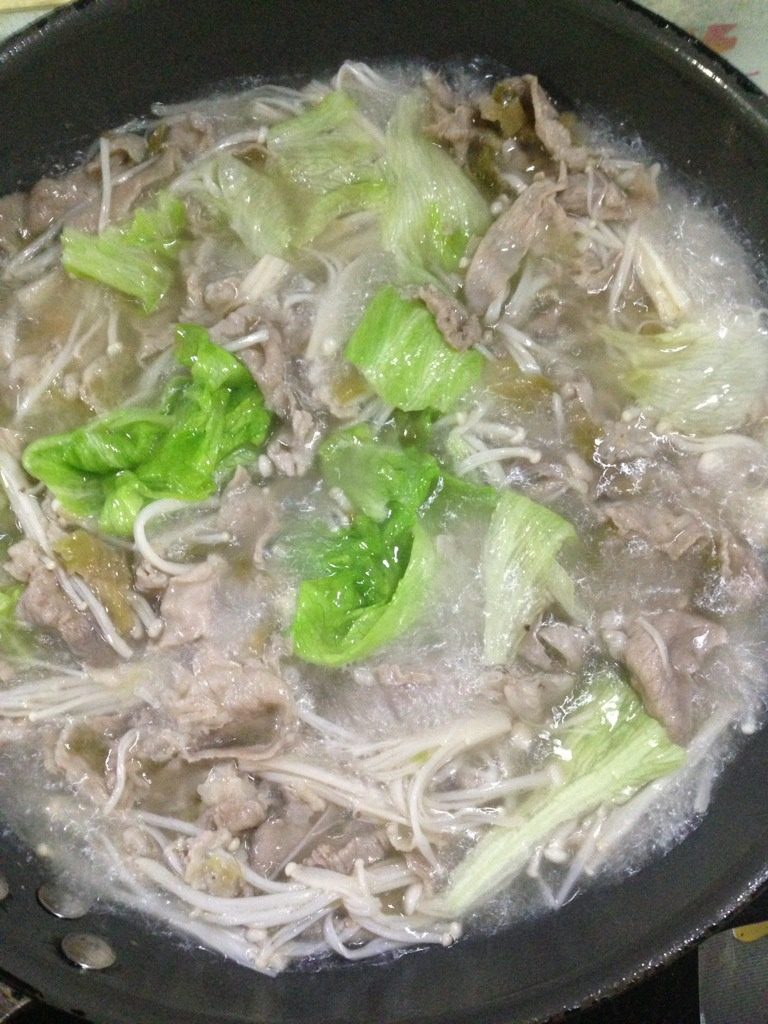 肥牛金针菇汤,锅中放入火锅底料，开锅后放入金针菇，肥牛片，生菜，如图