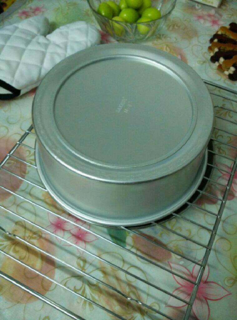 葡萄干戚风蛋糕,然后倒扣在冷却架子上