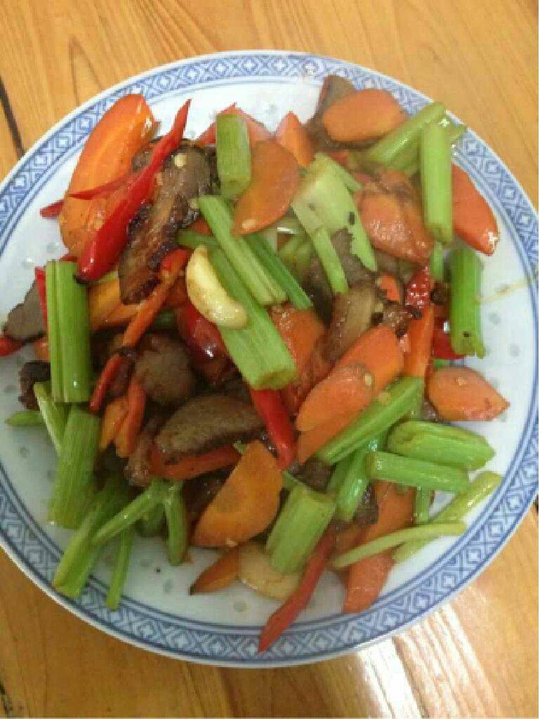 腊肉炒芹菜胡萝卜