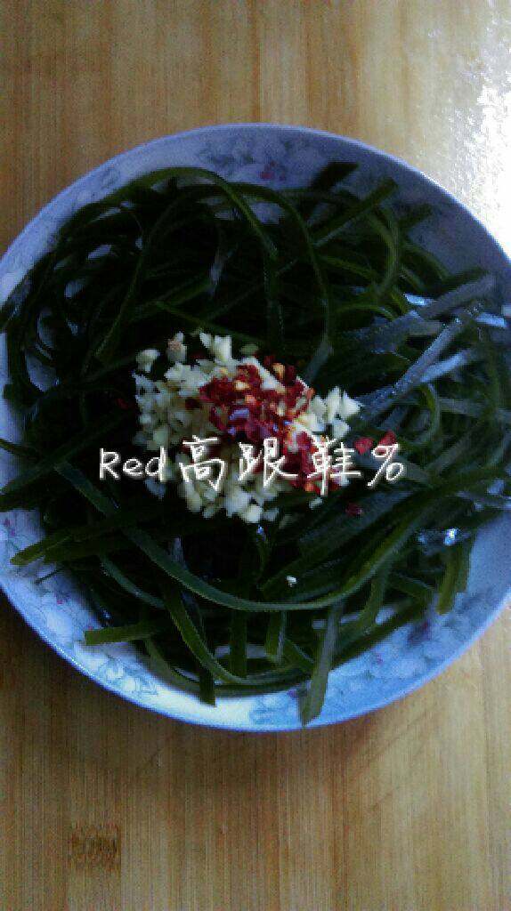 凉拌海带丝,加入<a style='color:red;display:inline-block;' href='/shicai/ 6559'>蒜蓉</a>、<a style='color:red;display:inline-block;' href='/shicai/ 9613'>辣椒面</a>和<a style='color:red;display:inline-block;' href='/shicai/ 756'>鸡精</a>。