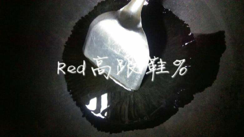 凉拌海带丝,炒锅烧热，放入食用油。