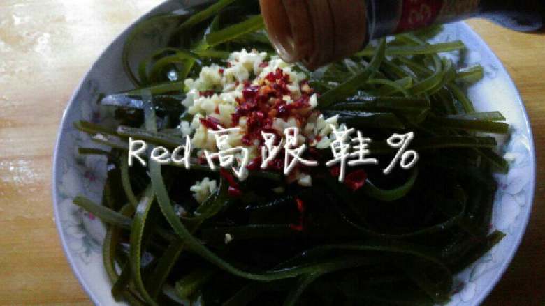 凉拌海带丝,再加入适量<a style='color:red;display:inline-block;' href='/shicai/ 788'>生抽</a>和醋。