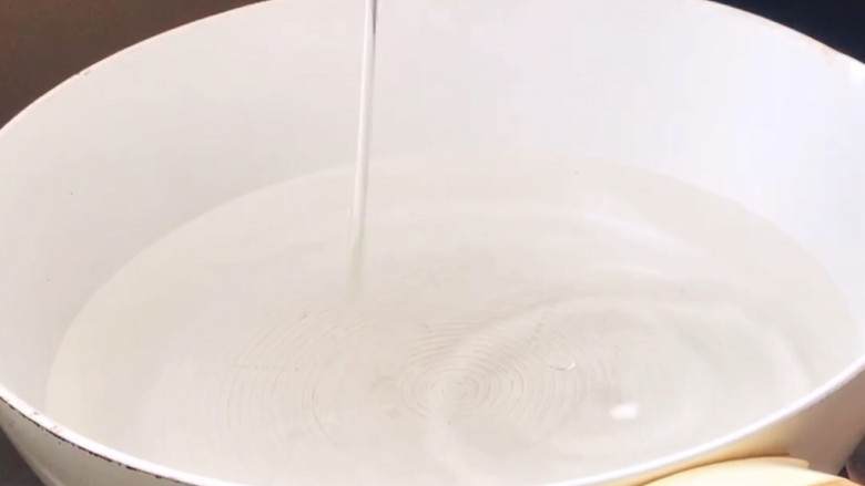 蚝油西兰花,起锅注入适量清水,加点盐和油烧开