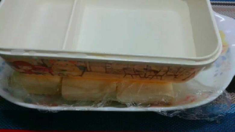 菠萝咕噜豆腐,用容器盛水压在豆腐上面把豆腐多余水分压出来