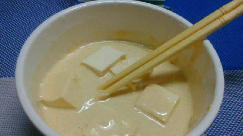 菠萝咕噜豆腐,放入豆腐块裹均匀