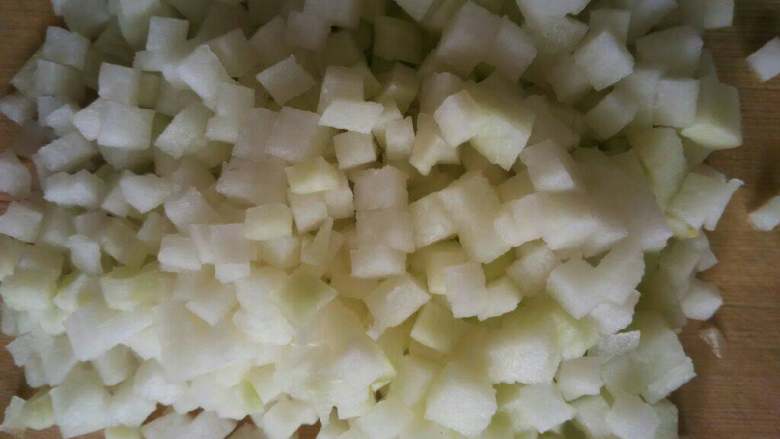 肉丁萝卜捞面,白<a style='color:red;display:inline-block;' href='/shicai/ 24'>萝卜</a>也切小丁