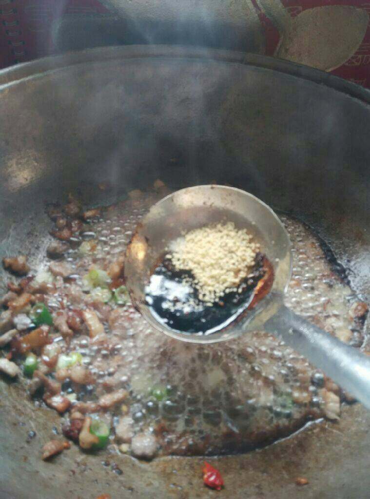 肉丁萝卜捞面,加入盐，<a style='color:red;display:inline-block;' href='/shicai/ 829'>十三香</a>，<a style='color:red;display:inline-block;' href='/shicai/ 756'>鸡精</a>，<a style='color:red;display:inline-block;' href='/shicai/ 762'>老抽</a>调色调味