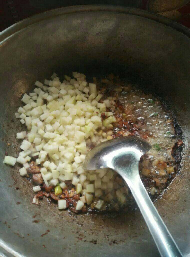 肉丁萝卜捞面,再放入白萝卜炒