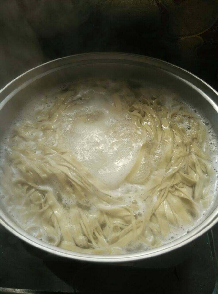 肉丁萝卜捞面,取锅加水烧开，再放<a style='color:red;display:inline-block;' href='/shicai/ 526'>面条</a>煮熟